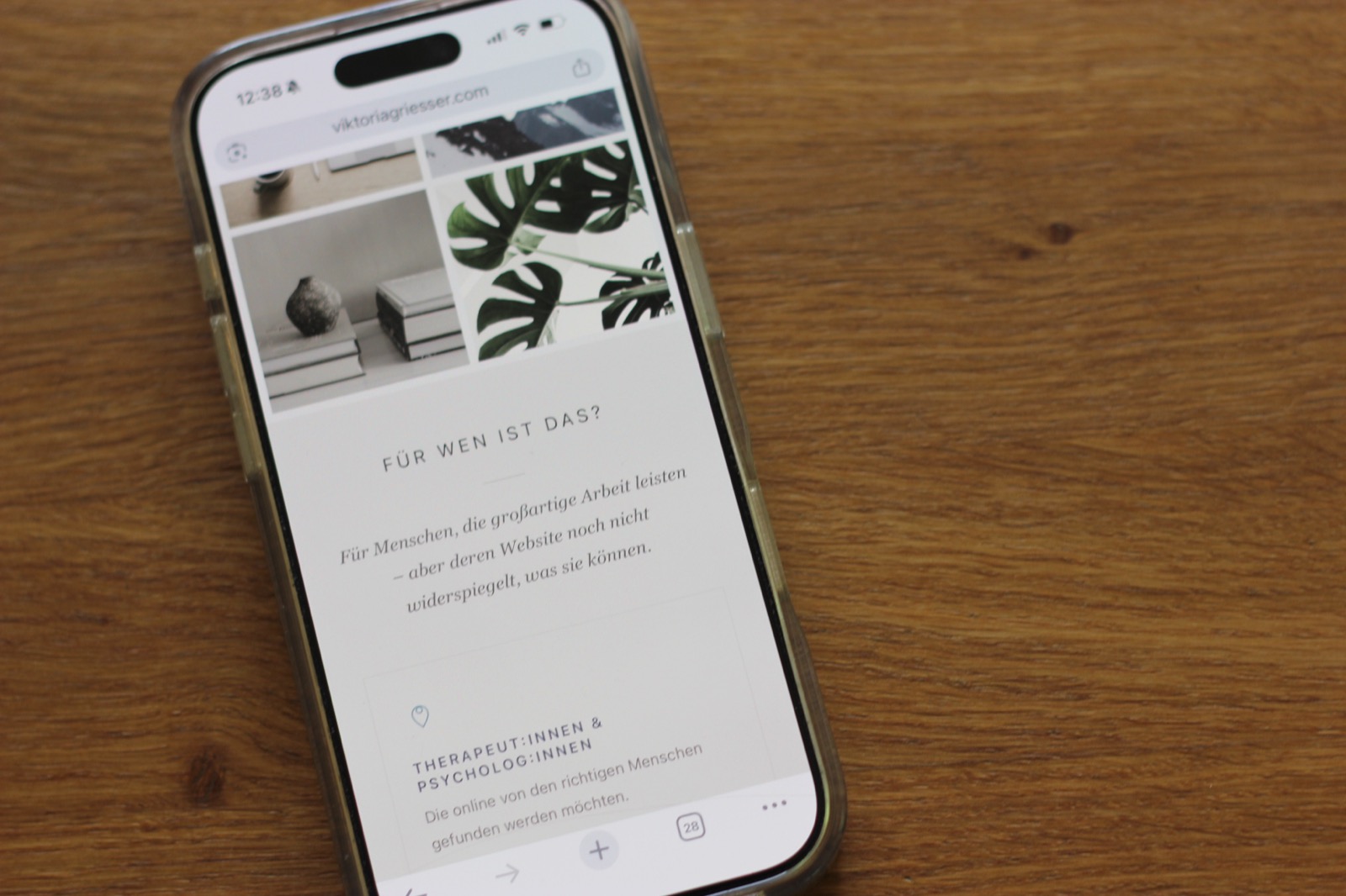 Eine aufgeräumte Therapie-Website auf einem Smartphone